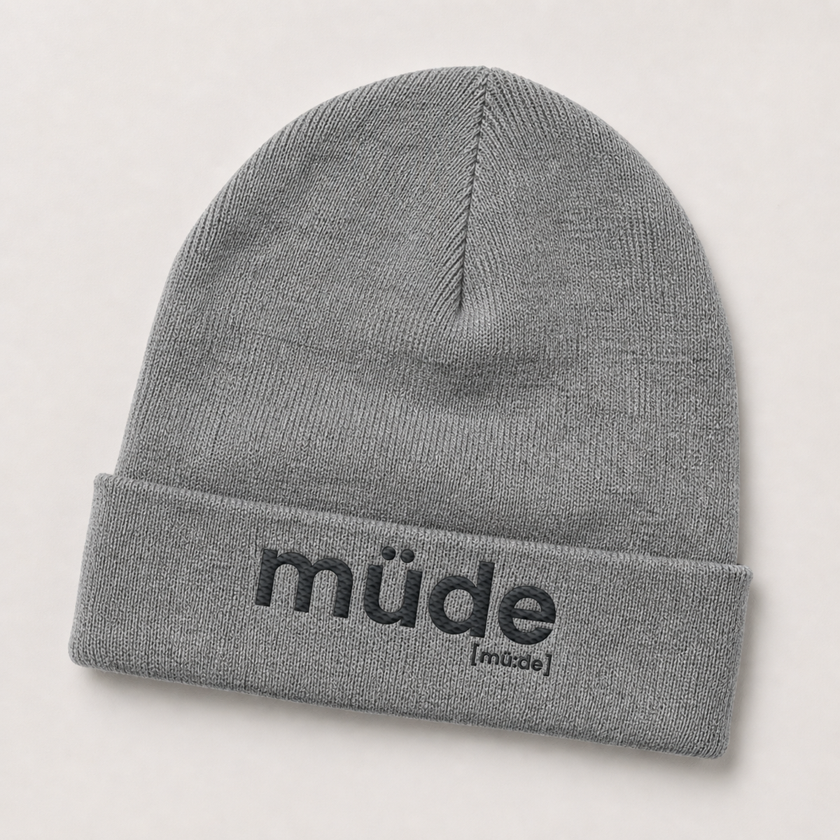 Graue Rib Beanie müde von JoisPulse mit gesticktem Statement