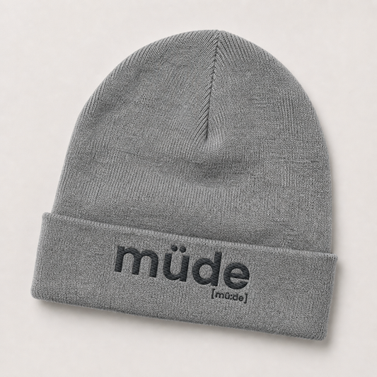 Graue Rib Beanie müde von JoisPulse mit gesticktem Statement