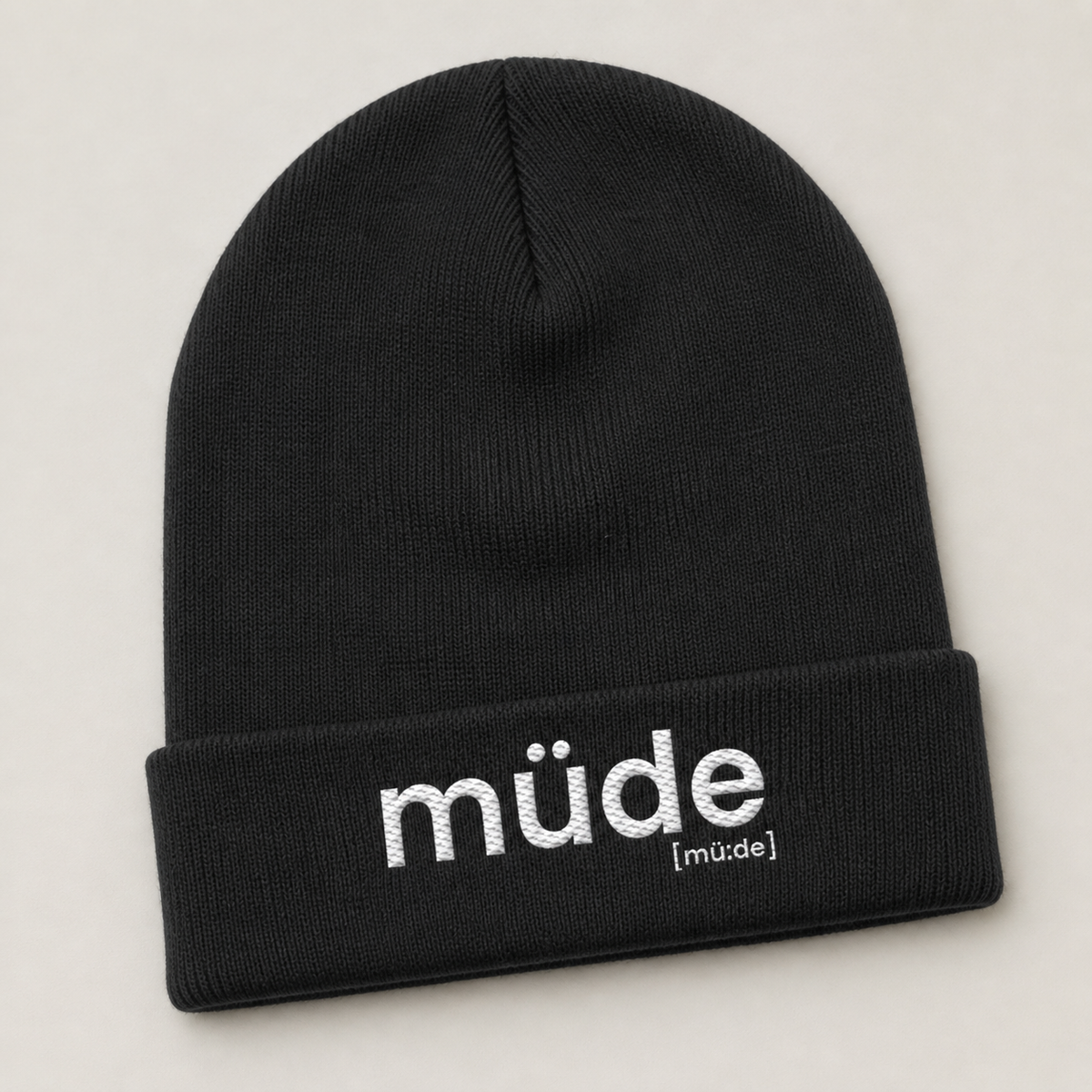 Schwarze Rib Beanie müde von JoisPulse mit gesticktem Statement