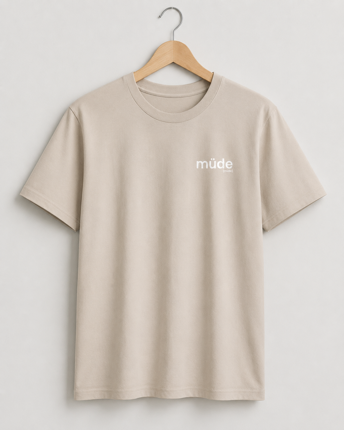 Beiges Bio T-Shirt müde von JoisPulse, flach liegend fotografiert