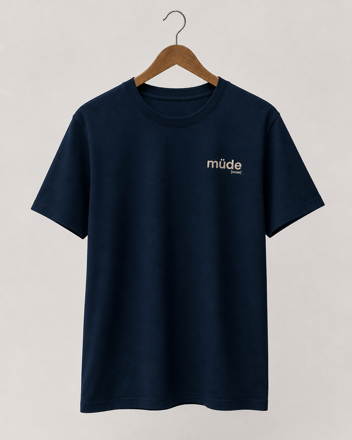 Dunkelblaues Bio T-Shirt müde von JoisPulse, flach liegend fotografiert