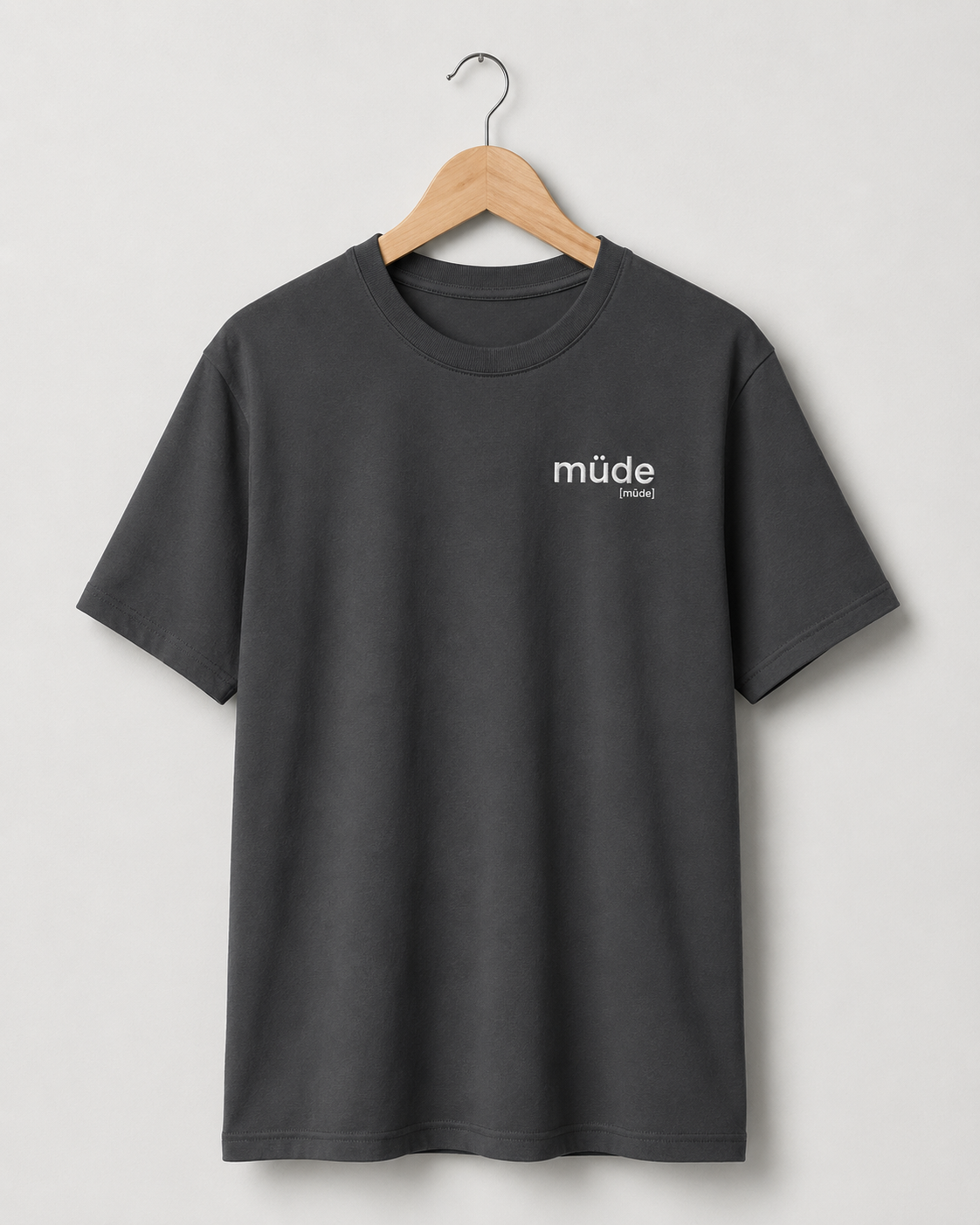 Graues Bio T-Shirt müde von JoisPulse, flach liegend fotografiert