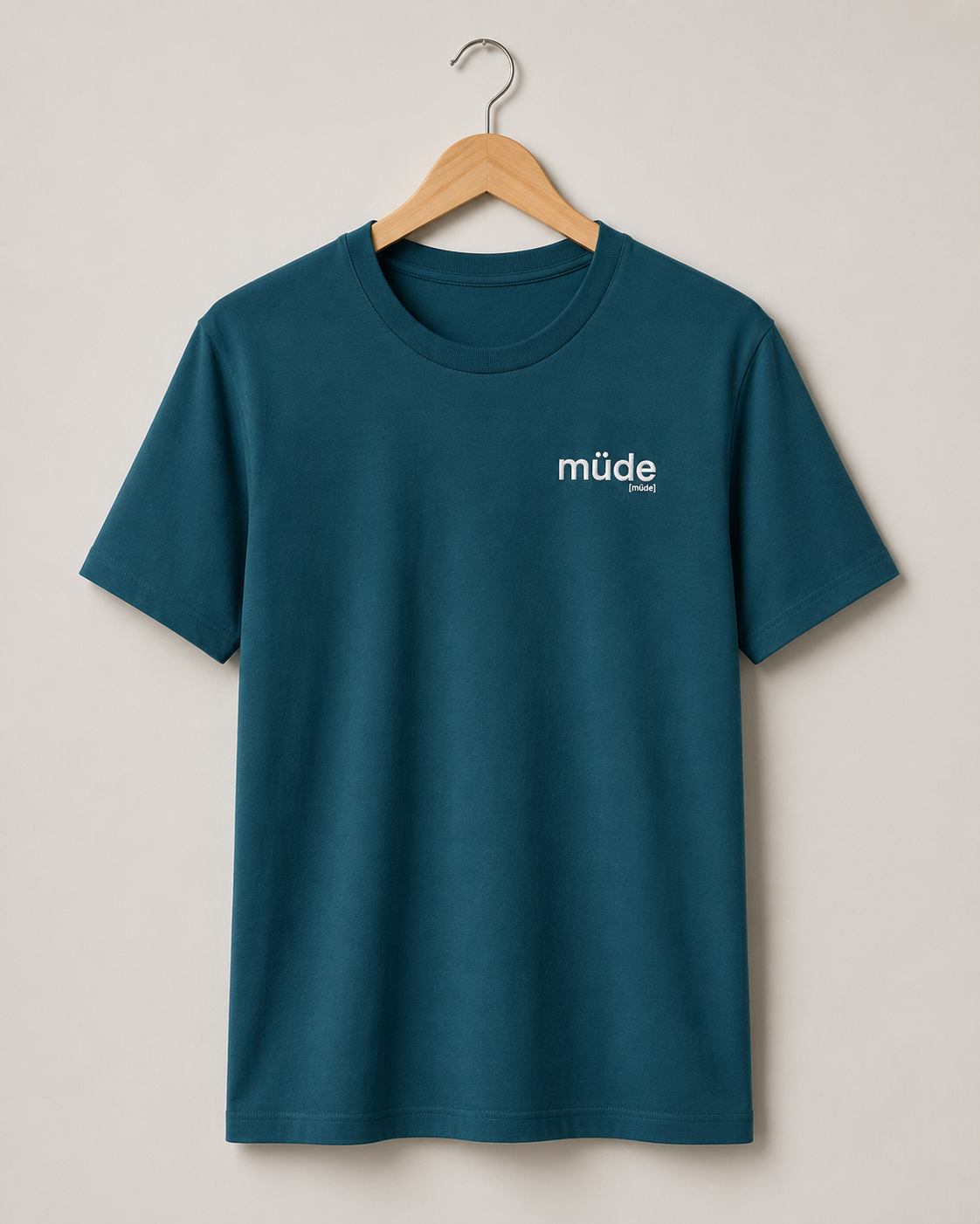 Petrolfarbenes Bio T-Shirt müde von JoisPulse, flach liegend fotografiert