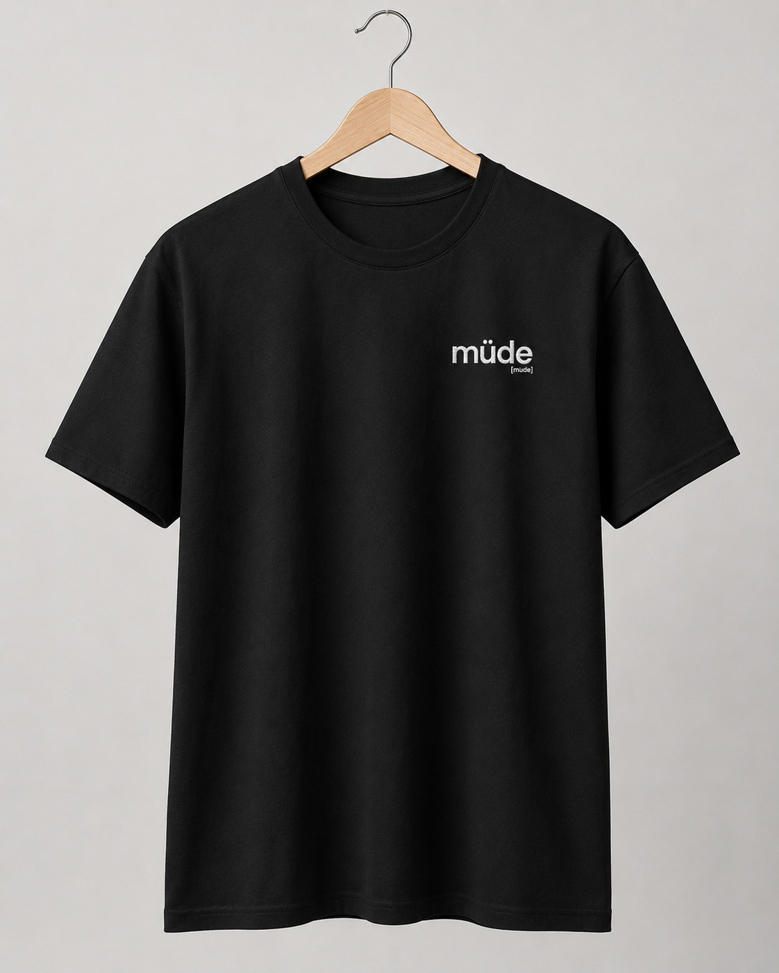 Schwarzes Bio T-Shirt müde von JoisPulse, flach liegend fotografiert