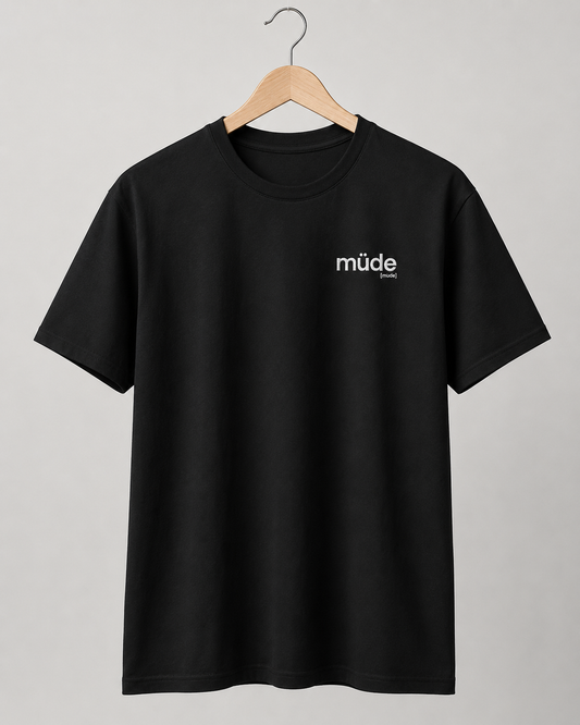 Schwarzes Bio T-Shirt müde von JoisPulse, flach liegend fotografiert