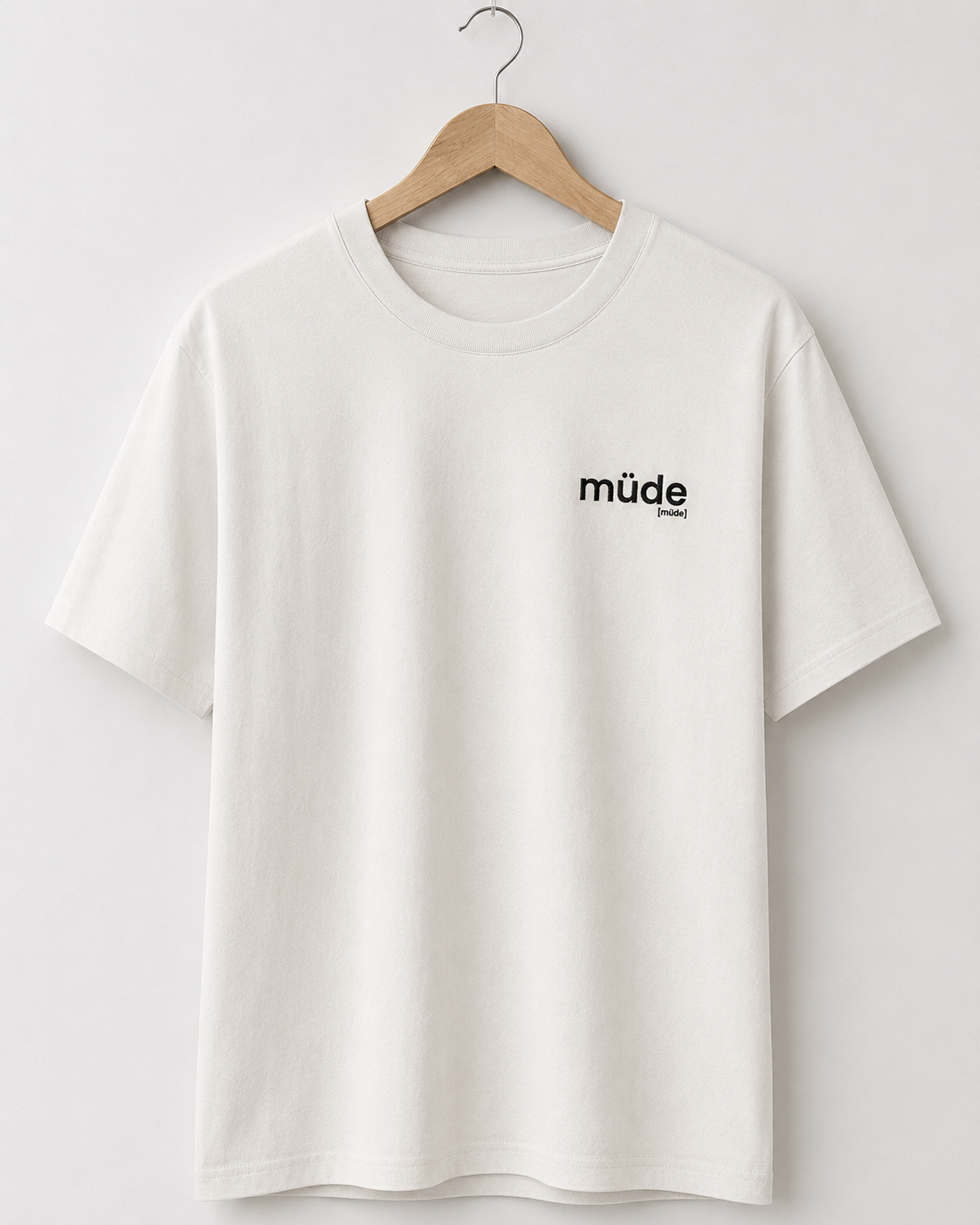 Weißes Bio T-Shirt müde von JoisPulse, flach liegend fotografiert