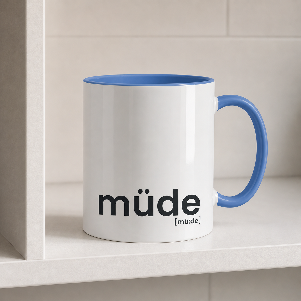 JoisPulse Tasse müde mit blauem Henkel und blauer Innenseite