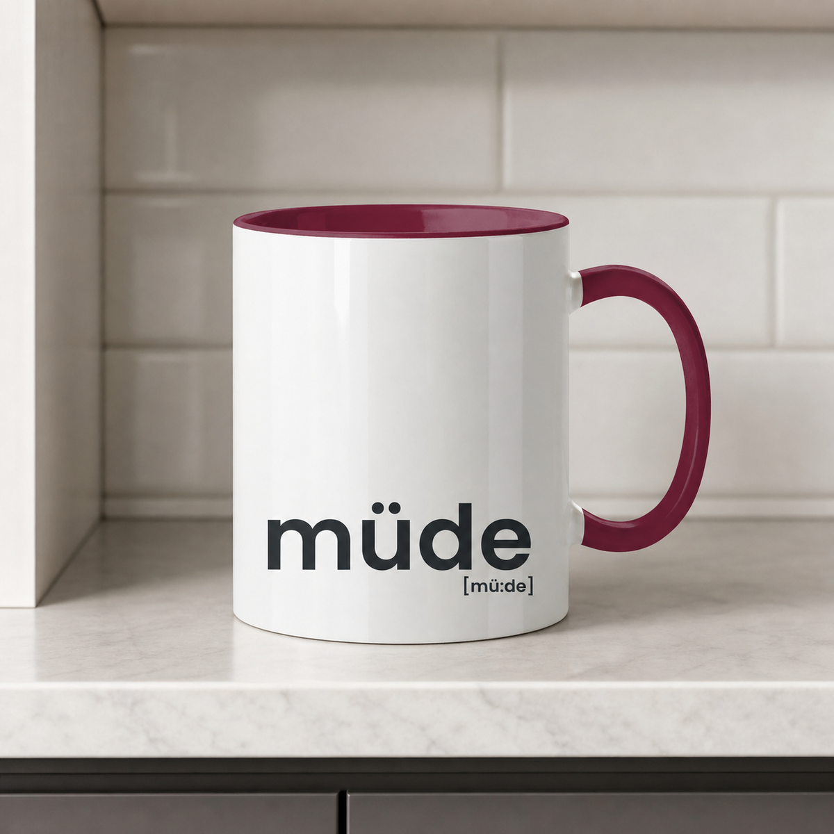 JoisPulse Tasse müde mit bordeauxrotem Henkel und bordeauxroter Innenseite