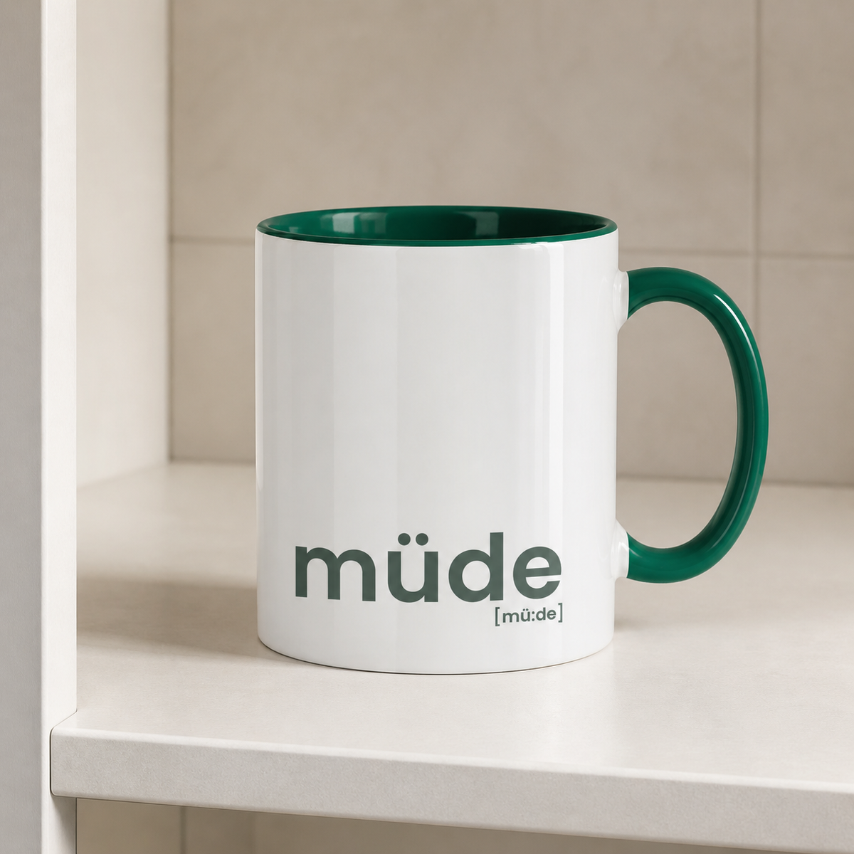 JoisPulse Tasse müde mit grünem Henkel und grüner Innenseite