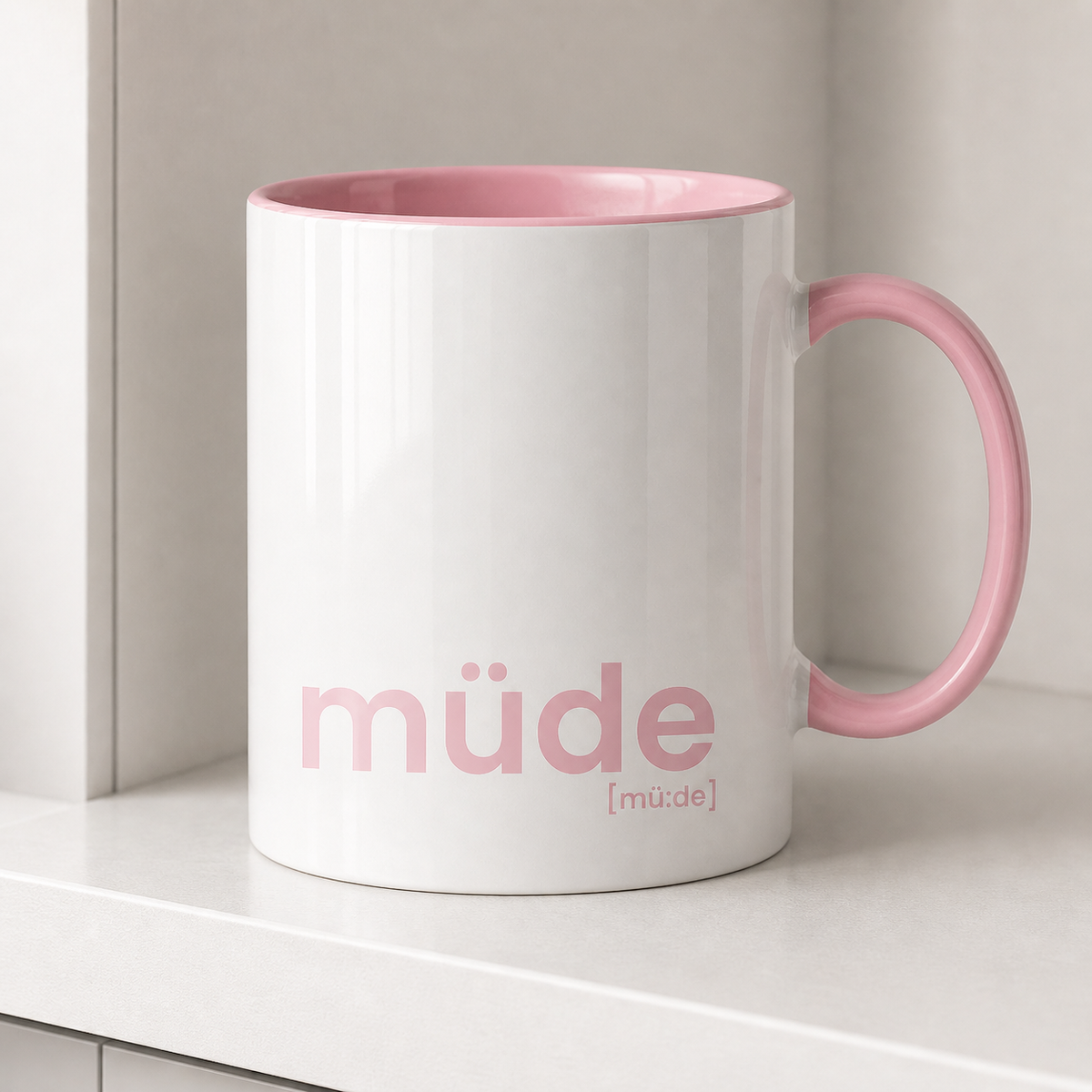 JoisPulse Tasse müde mit rosafarbenem Henkel und rosafarbener Innenseite