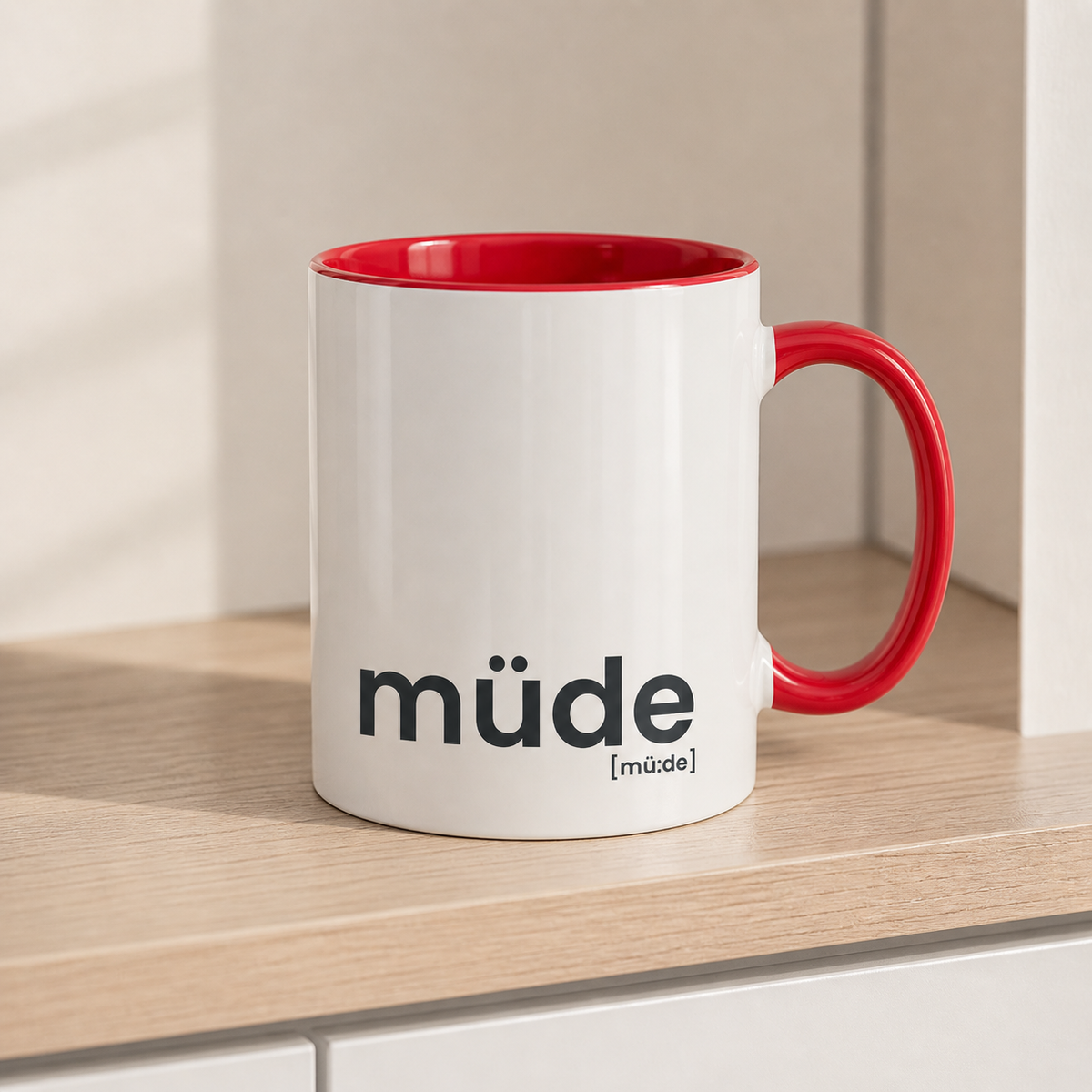 JoisPulse Tasse müde mit rotem Henkel und roter Innenseite