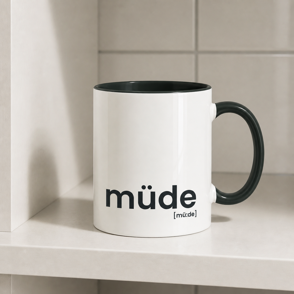 JoisPulse Tasse müde mit schwarzem Henkel und schwarzer Innenseite