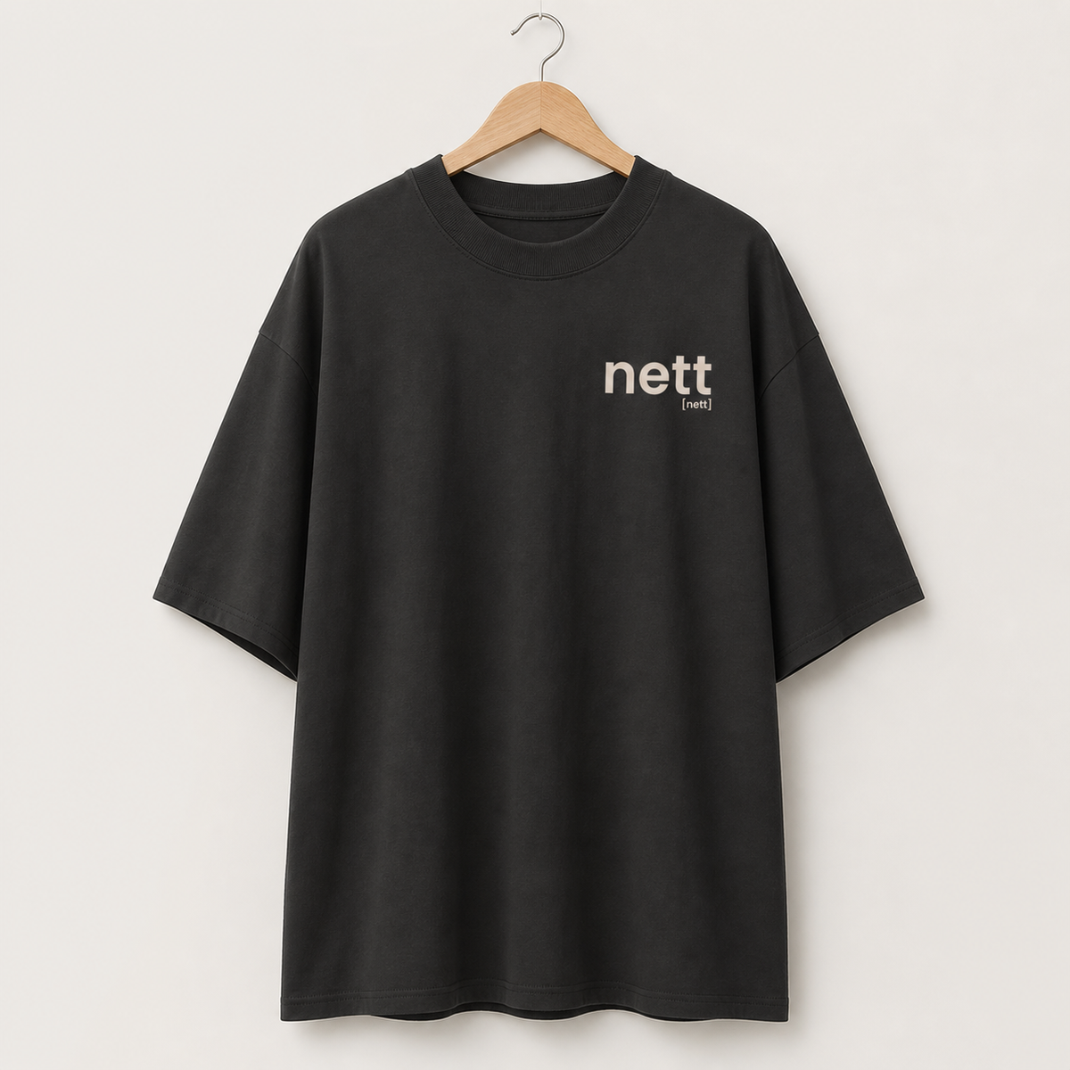 Schwarzes Oversized T-Shirt nett von JoisPulse, flach liegend fotografiert