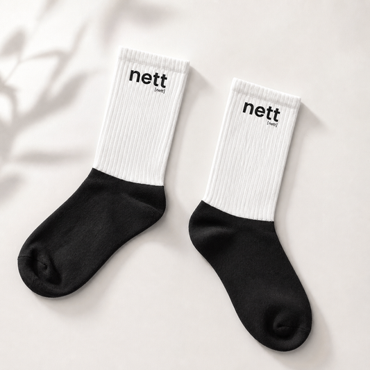 Schwarz-weiße Statement Socken nett von JoisPulse, flach liegend fotografiert