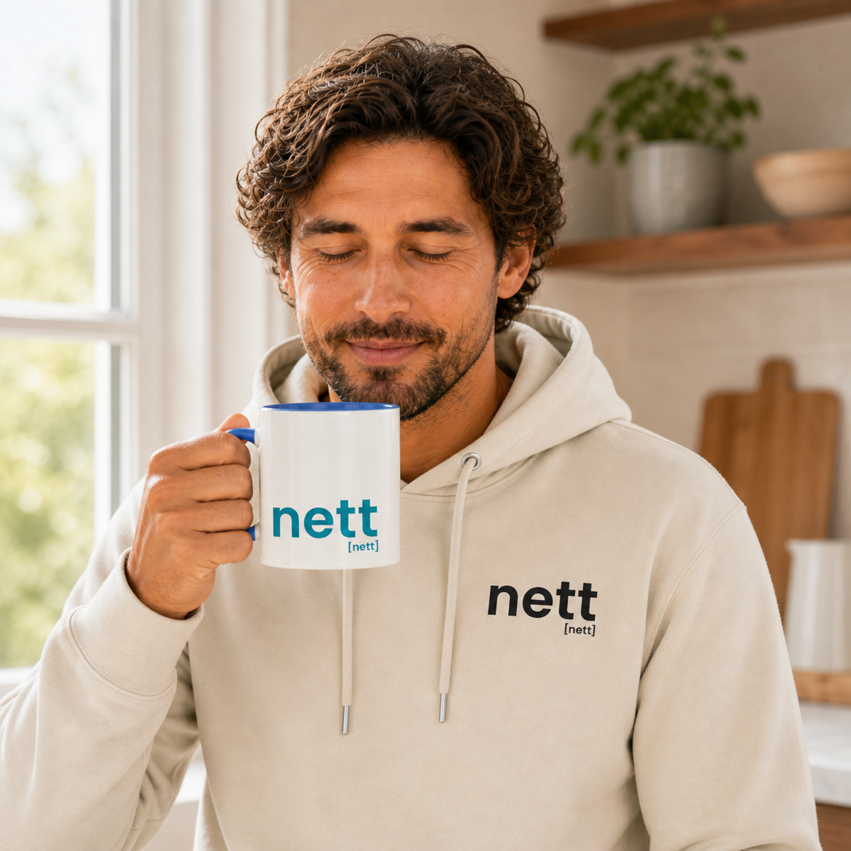 Mann hält die JoisPulse Tasse mit dem Statement nett in der Hand