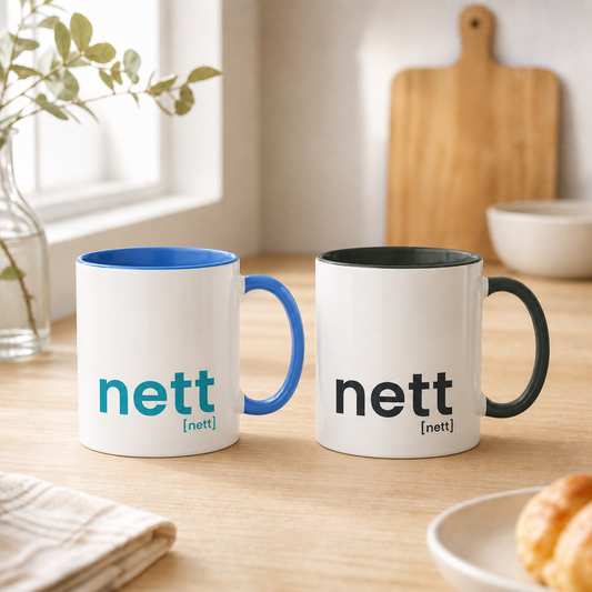 Zwei JoisPulse Tassen mit dem Statement nett auf einem Tisch