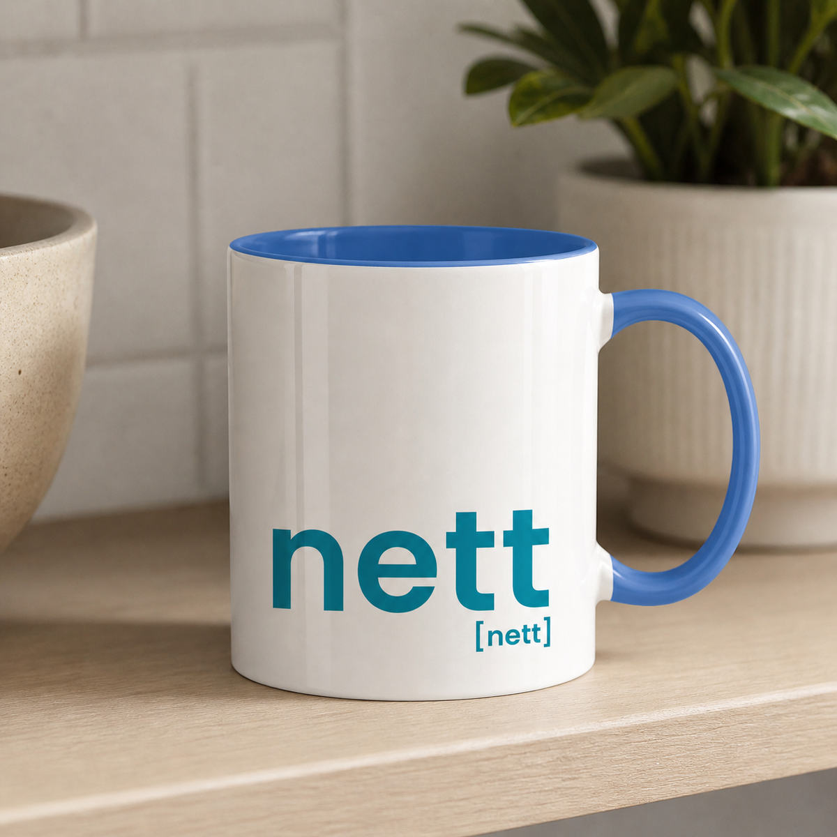 JoisPulse Tasse nett mit blauem Henkel und blauer Innenseite