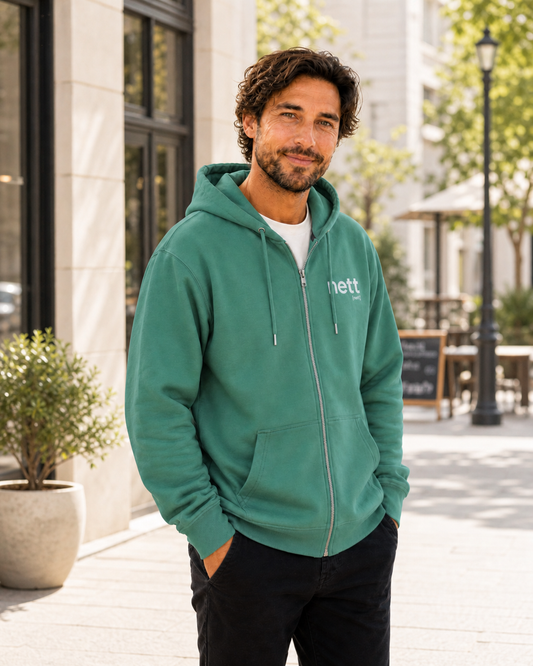 Mann draußen trägt den JoisPulse Zip-Hoodie mit dem Statement nett