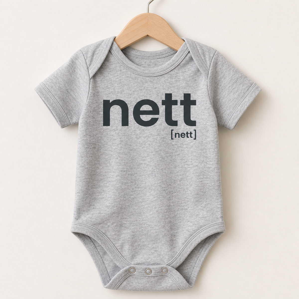 Grauer Baby Body nett von JoisPulse, flach liegend fotografiert