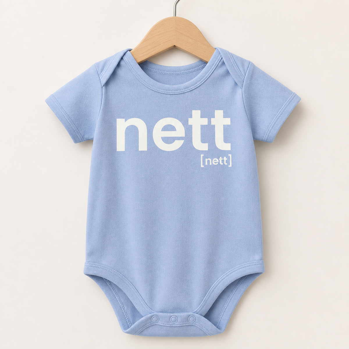 Hellblauer Baby Body nett von JoisPulse, flach liegend fotografiert