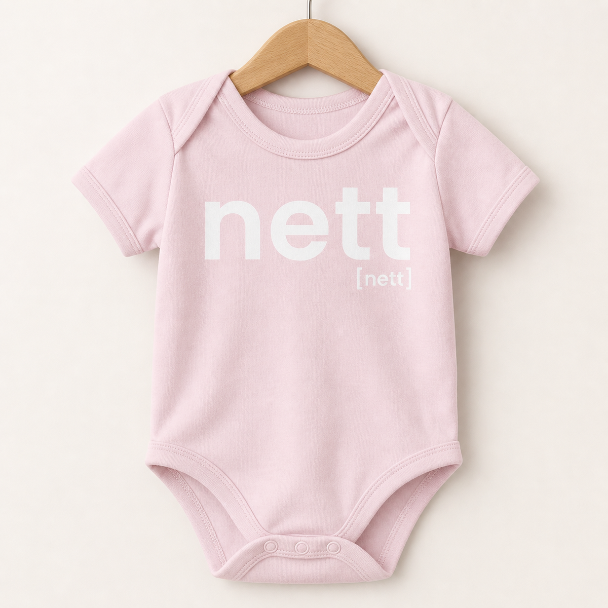 Rosafarbener Baby Body nett von JoisPulse, flach liegend fotografiert