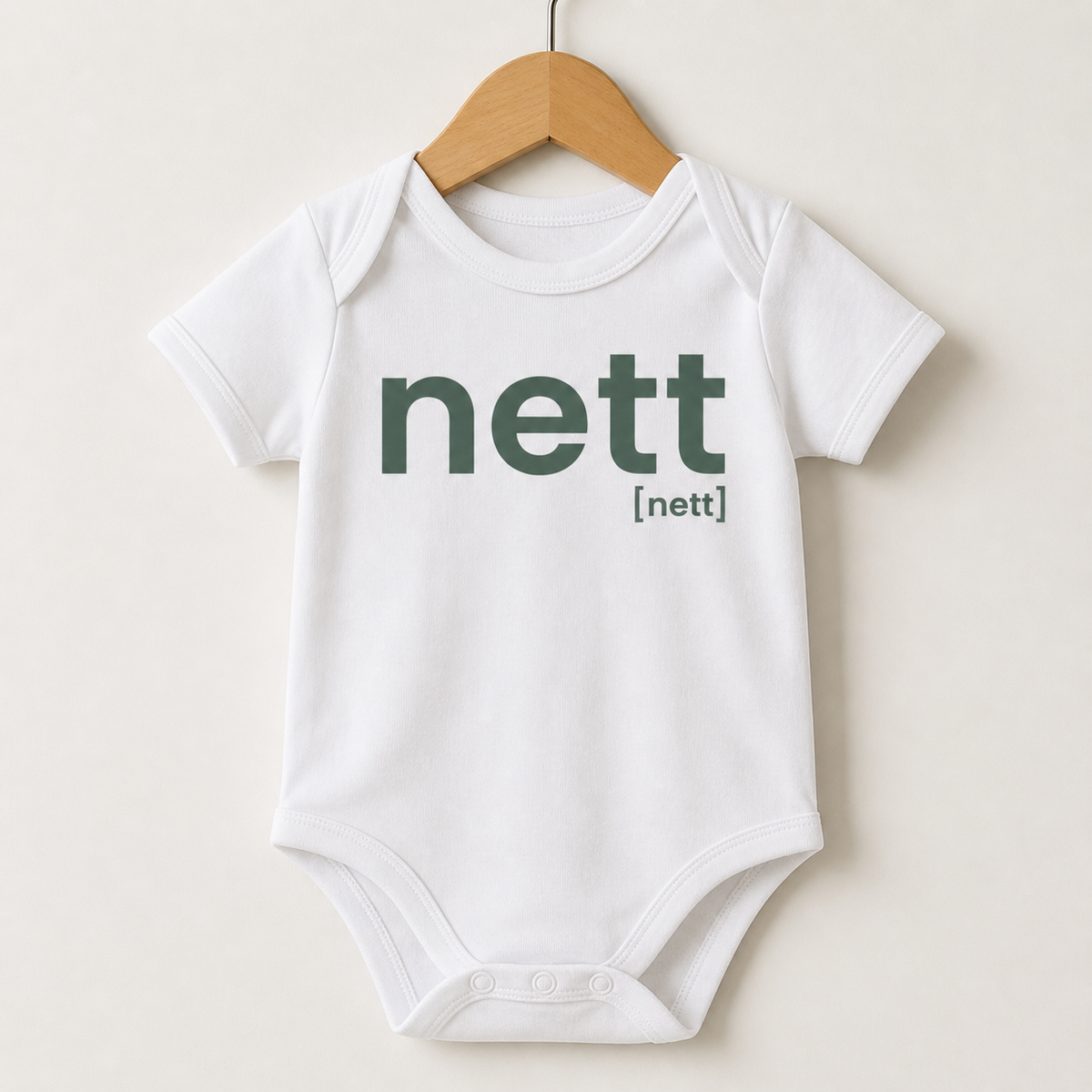 Weißer Baby Body nett von JoisPulse, flach liegend fotografiert