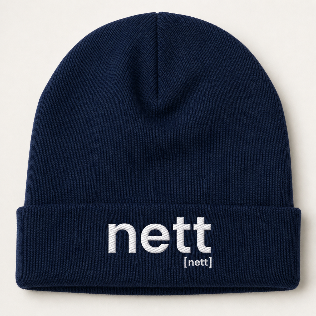Dunkelblaue Rib Beanie nett von JoisPulse mit gesticktem Statement