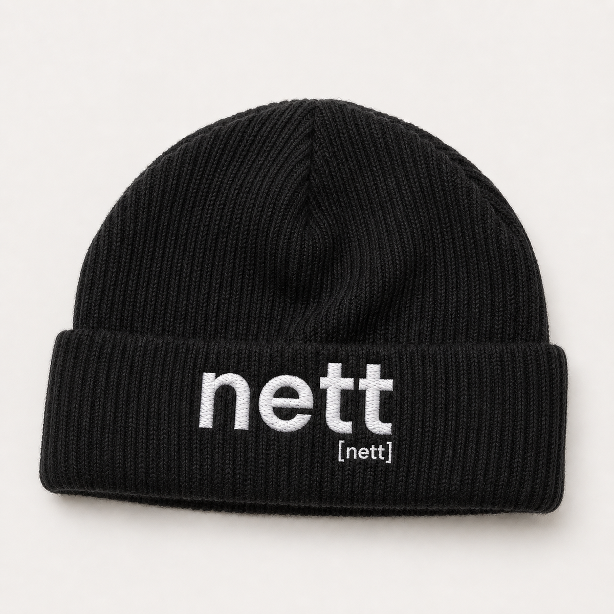 Schwarze Fisherman Beanie nett von JoisPulse mit gesticktem Statement