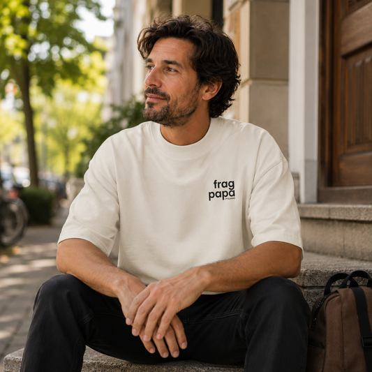 Mann auf einer Treppe vor einem Wohnhaus trägt das JoisPulse Oversized T-Shirt mit Stehkragen und dem Statement frag papa