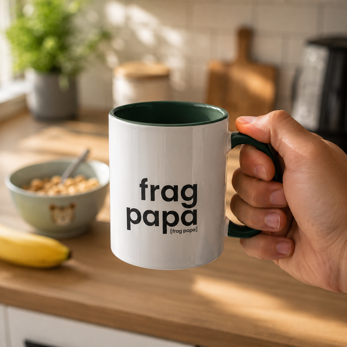 Männerhand hält die JoisPulse Tasse mit dem Statement frag papa vor einer Küchentheke