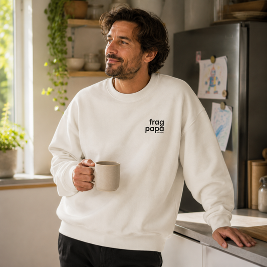 Mann in heller Küche mit Kaffeetasse trägt das weiße JoisPulse Oversized Sweatshirt mit dem Statement frag papa