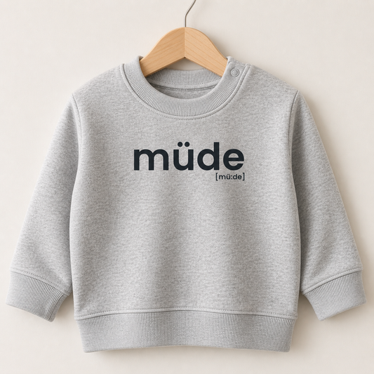 Graues Baby Sweatshirt müde von JoisPulse auf einem Holzbügel